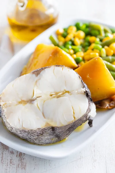 Peixe Fervido Com Verduras Prato Branco — Fotografia de Stock