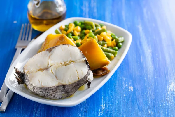 Βραστό Ψάρι Λαχανικά Στο Άσπρο Πιάτο — Φωτογραφία Αρχείου