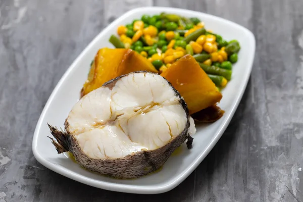 Pescado Cocido Con Verduras Plato Blanco — Foto de Stock