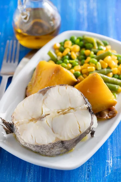 Poisson Bouilli Aux Légumes Sur Plat Blanc — Photo