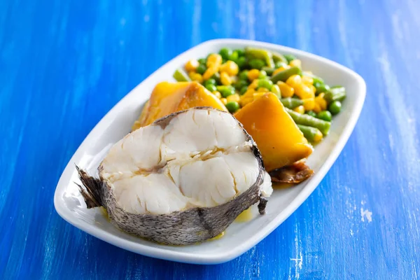 Вареная Рыба Овощами Белом Блюде — стоковое фото