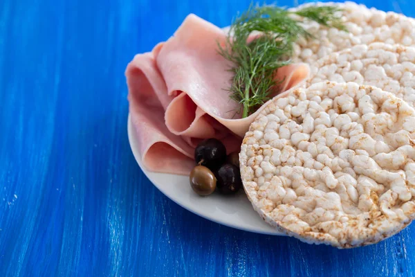 Jambon Zeytin Beyaz Plaka Üzerinde Pirinç Tost — Stok fotoğraf