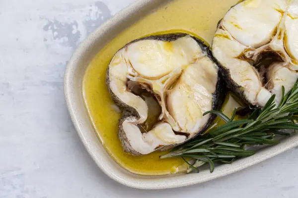 Gekochter Fisch Mit Rosmarin Und Olivenöl Teller — Stockfoto