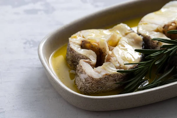 Gekochter Fisch Mit Olivenöl Und Rosmarin Teller — Stockfoto