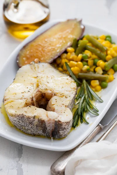 Gekochter Fisch Mit Gemüse Auf Weißem Teller — Stockfoto