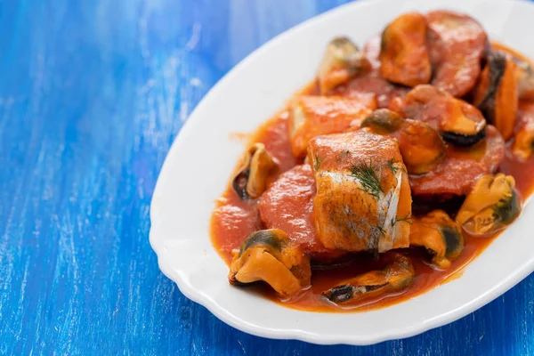 Peixe Com Frutos Mar Batata Doce Prato Branco — Fotografia de Stock