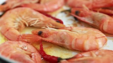 kızartma tava üzerinde karidesler kızartma