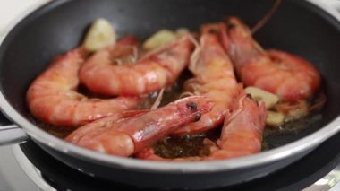 kızartma tava üzerinde karidesler kızartma