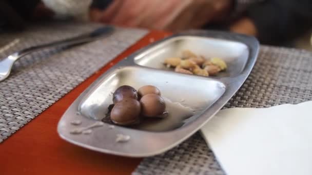 Homem Comendo Azeitonas Restaurante — Vídeo de Stock