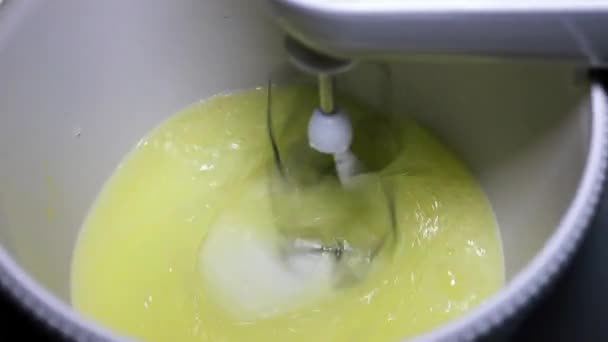 将鸡蛋混合在白色锅中 — 图库视频影像