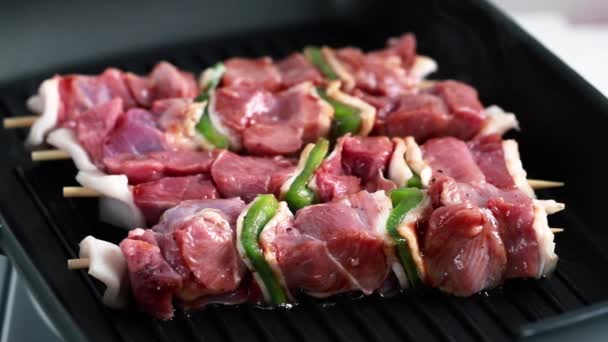 Fleisch Mit Grünem Pfeffer Grillen — Stockvideo