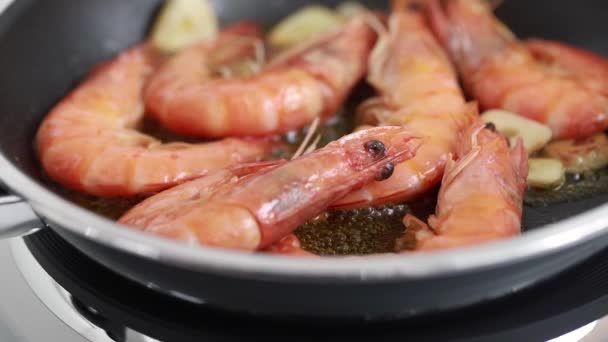 煎锅上的煎虾 — 图库视频影像