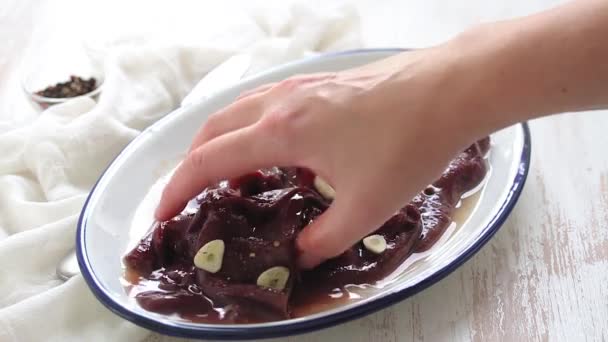 Hígado Crudo Marinado Con Vino Blanco — Vídeos de Stock