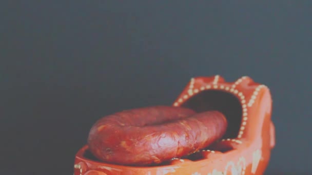 准备熏制香肠在陶瓷菜 — 图库视频影像