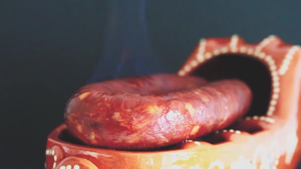 Préparation Chourico Aux Saucisses Fumées Dans Plat Céramique — Video