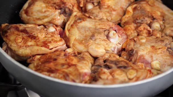 Faire Frire Poulet Avec Des Épices — Video