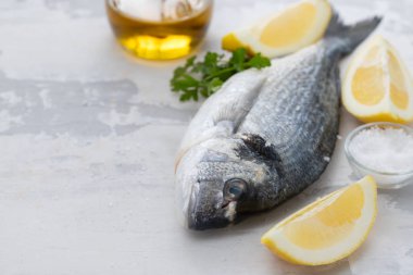 zeytin yağı ve limon arka plan ile çiğ balık
