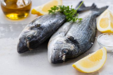 zeytin yağı ve limon arka plan ile çiğ balık