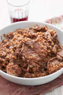 çanak tavşan ve sos ile pirinç