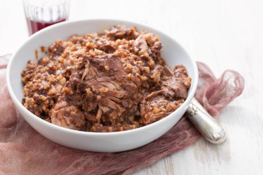 çanak tavşan ve sos ile pirinç