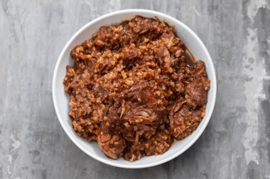 çanak tavşan ve sos ile pirinç