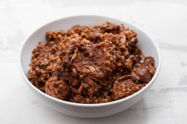 çanak tavşan ve sos ile pirinç