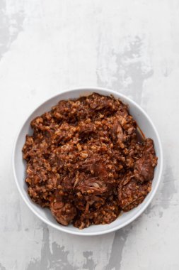 çanak tavşan ve sos ile pirinç