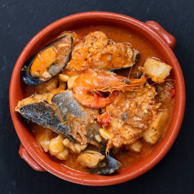 Seramik arka planda çanak Portekizli balık ve deniz ürünleri güveç