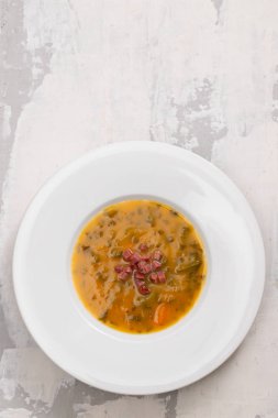 seramik çanak beyaz plaka füme et ile çorba