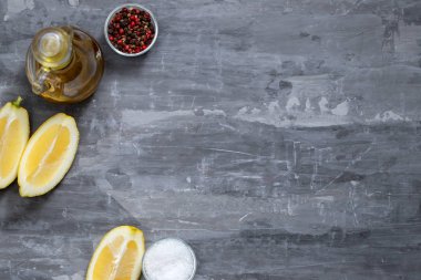 Seramik arka planda limon, tuz ve biber ile zeytin yağı; Sayfanın Üstü