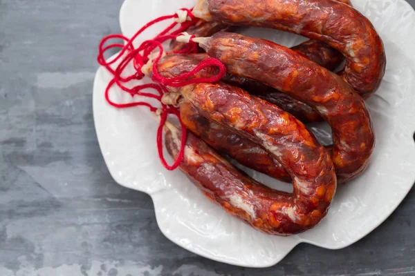 Saucisses fumées portugaises typiques sur un beau plat blanc — Photo