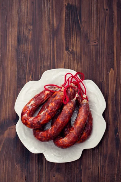 Saucisses fumées portugaises typiques sur un beau plat blanc — Photo