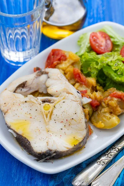 Peixe fervido com salada em prato branco — Fotografia de Stock