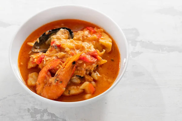 Khas ikan portugis dan seafood rebus caldeirada dalam hidangan di c — Stok Foto
