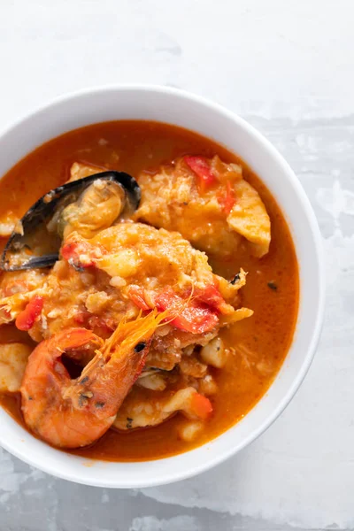 Khas ikan portugis dan seafood rebus caldeirada dalam hidangan di c — Stok Foto