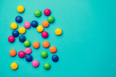 mavi arka plan üzerinde çikolata yumurta ve şeker damla yakın