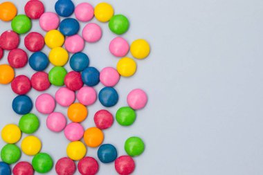 gri arka plan üzerinde çikolata yumurta ve şeker damla yakın