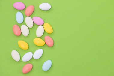 yeşil arka plan üzerinde çikolata yumurta ve şeker damla yakın