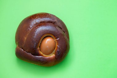 yeşil backgroun yumurta ile tipik Portekizce Paskalya kek Folar