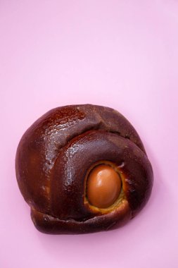 pembe arka plan üzerinde yumurta ile tipik Portekizce Paskalya kek Folar