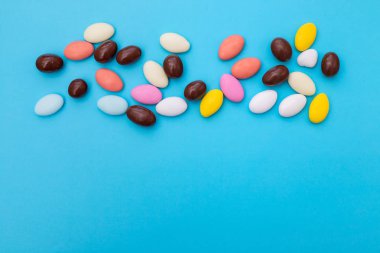 mavi arka plan üzerinde çikolata yumurta ve şeker damla yakın