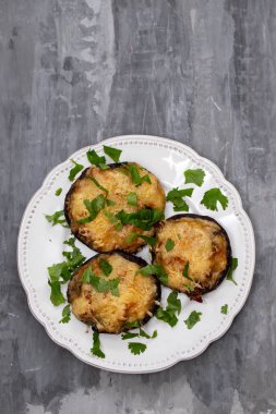 beyaz güzel çanak peynir ve otlar ile doldurulmuş mantar