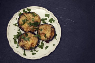 beyaz güzel çanak peynir ve otlar ile doldurulmuş mantar