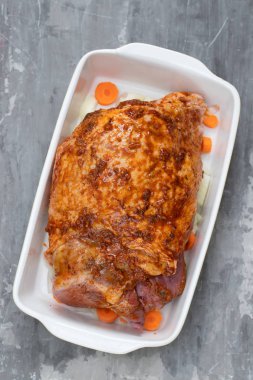 gri cerami üzerinde çanak baharat ve sebze ile çiğ hindi bacak