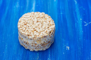 ahşap arka plan üzerinde gevrek pirinç diyet tost