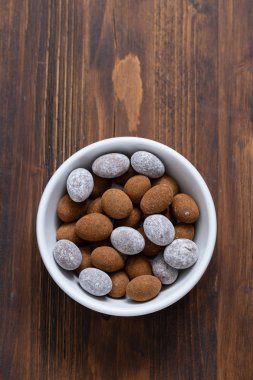 beyaz çanak üzerinde çikolatalı yumurta yakın