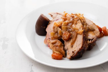 beyaz tabakta füme sosis ve sebze ile pişmiş hindi