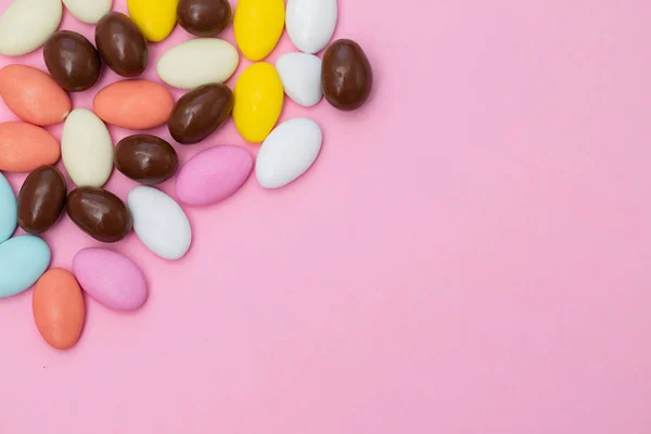 Primer plano de huevo de chocolate y gotas de caramelo sobre fondo rosa —  Fotos de Stock