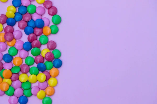 Primer plano de huevo de chocolate y gotas de caramelo sobre fondo rosa —  Fotos de Stock