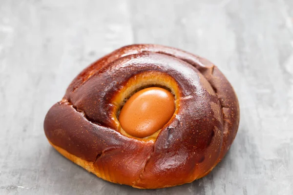 Bolo de Páscoa típico Português Folar com ovo em backgro cerâmico — Fotografia de Stock